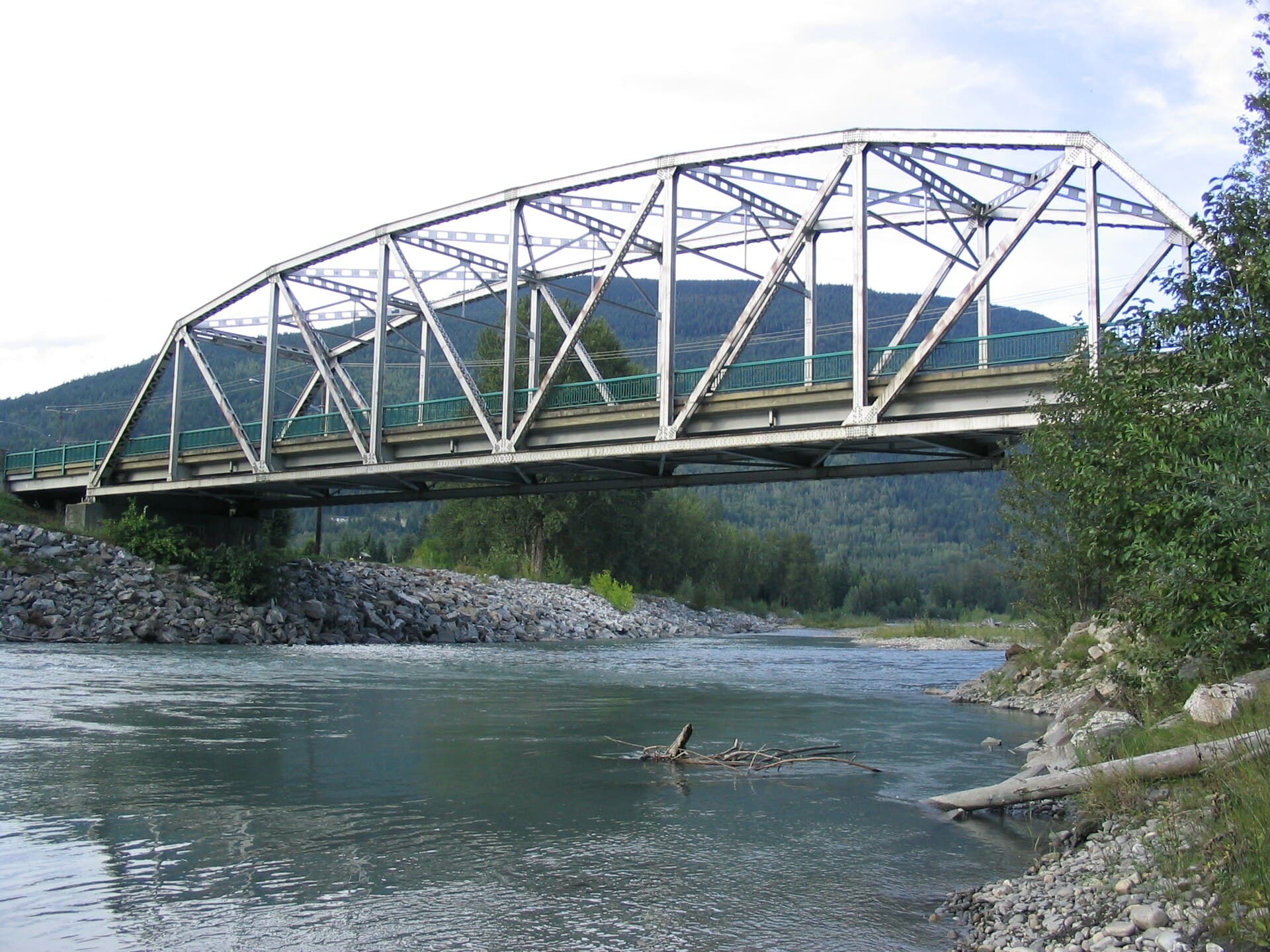 Illecillewaet River: Scenic Rafting and Hiking in British Columbia’s Selkirk Mountains