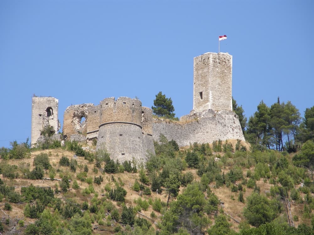 Castello di Popoli: A Medieval Fortress in Abruzzo’s Heartland