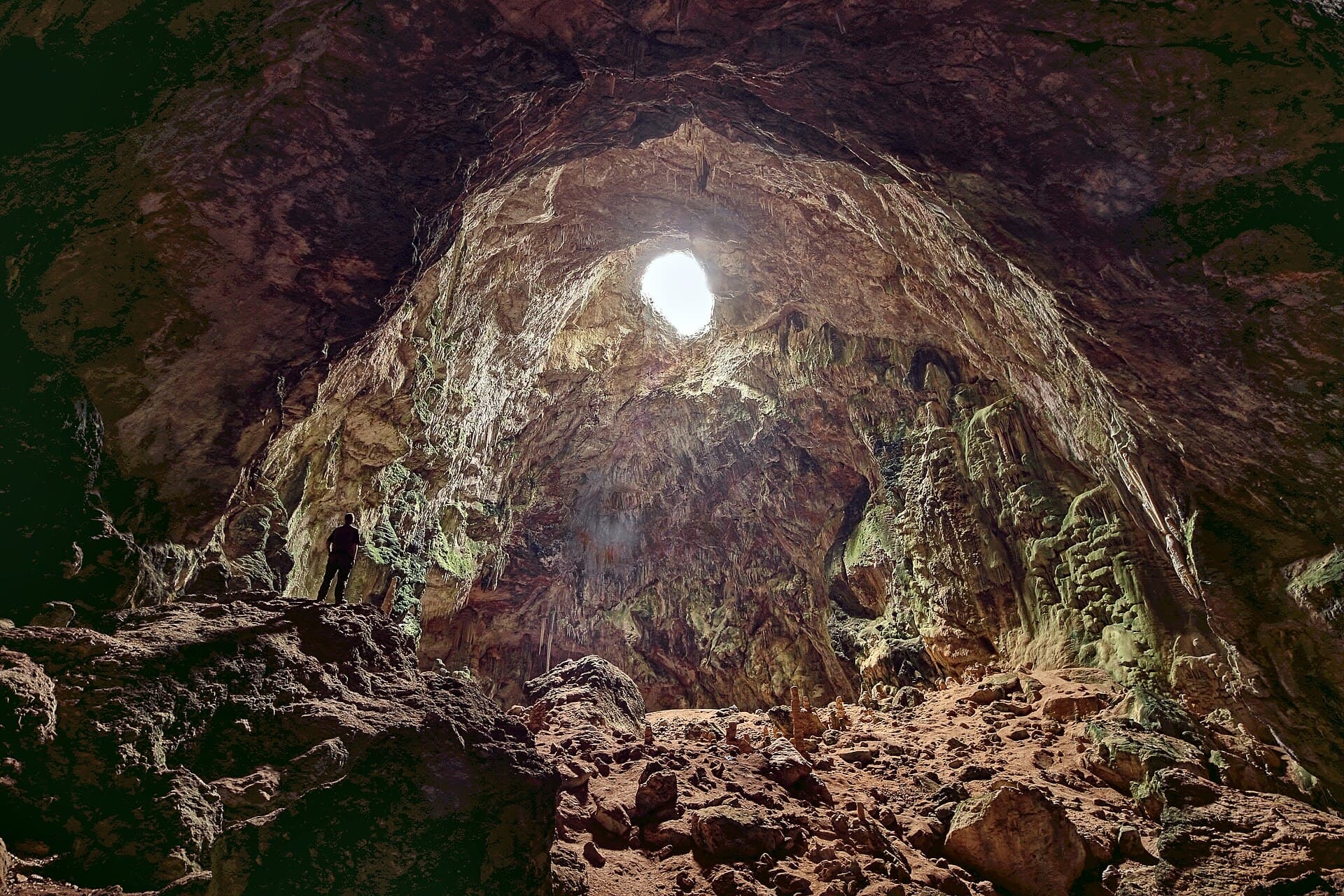 Avenc de Son Pou: Mallorca’s Dramatic Limestone Sinkhole