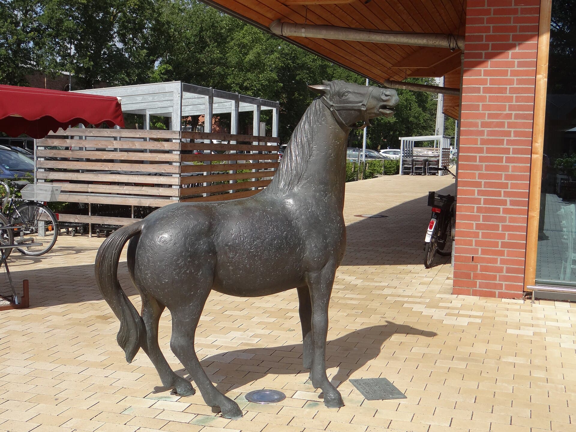 Arno Statue: Bremen’s Intriguing Public Sculpture