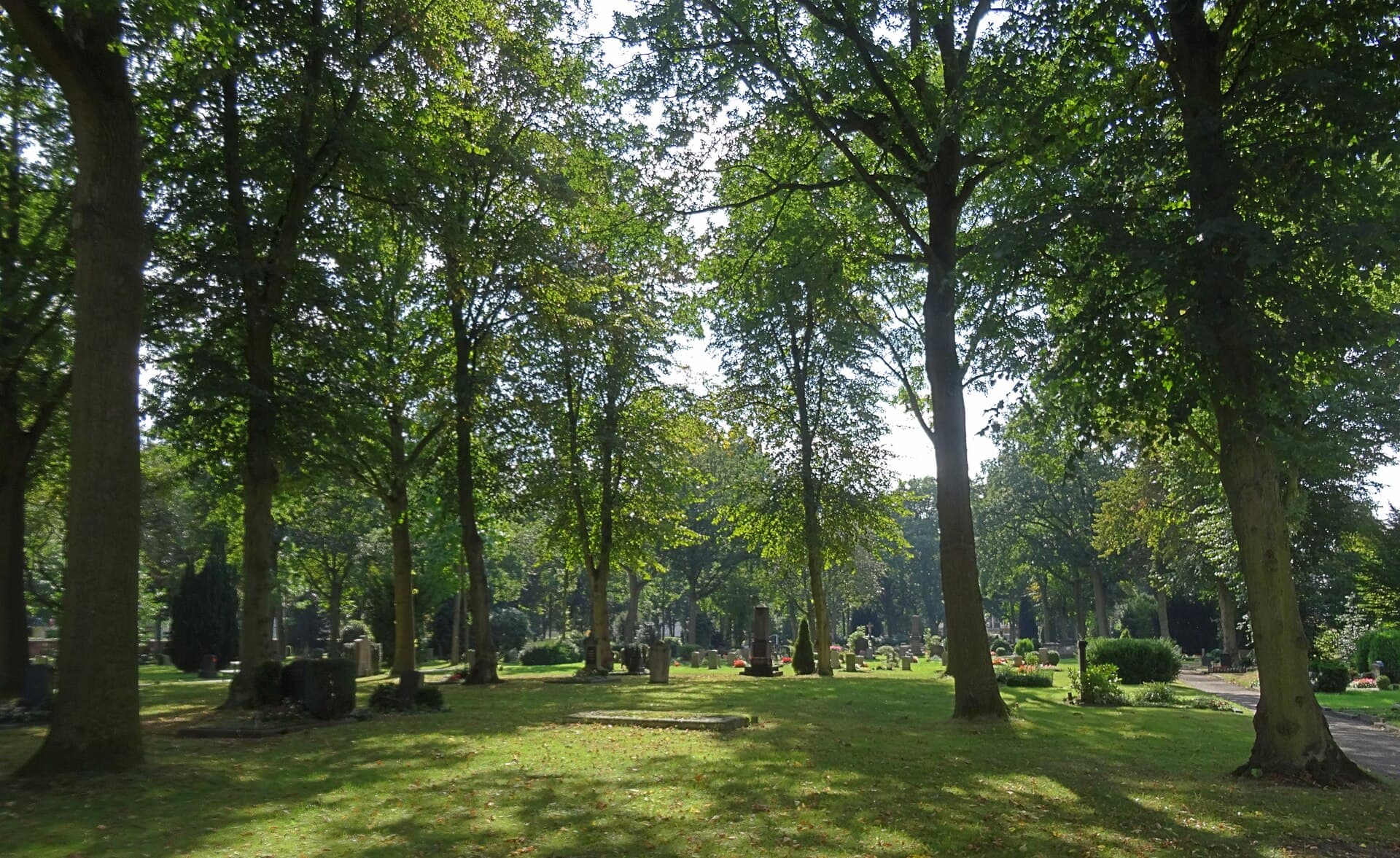 Buntentorsfriedhof: Bremen’s Serene Cemetery Park in Neustadt