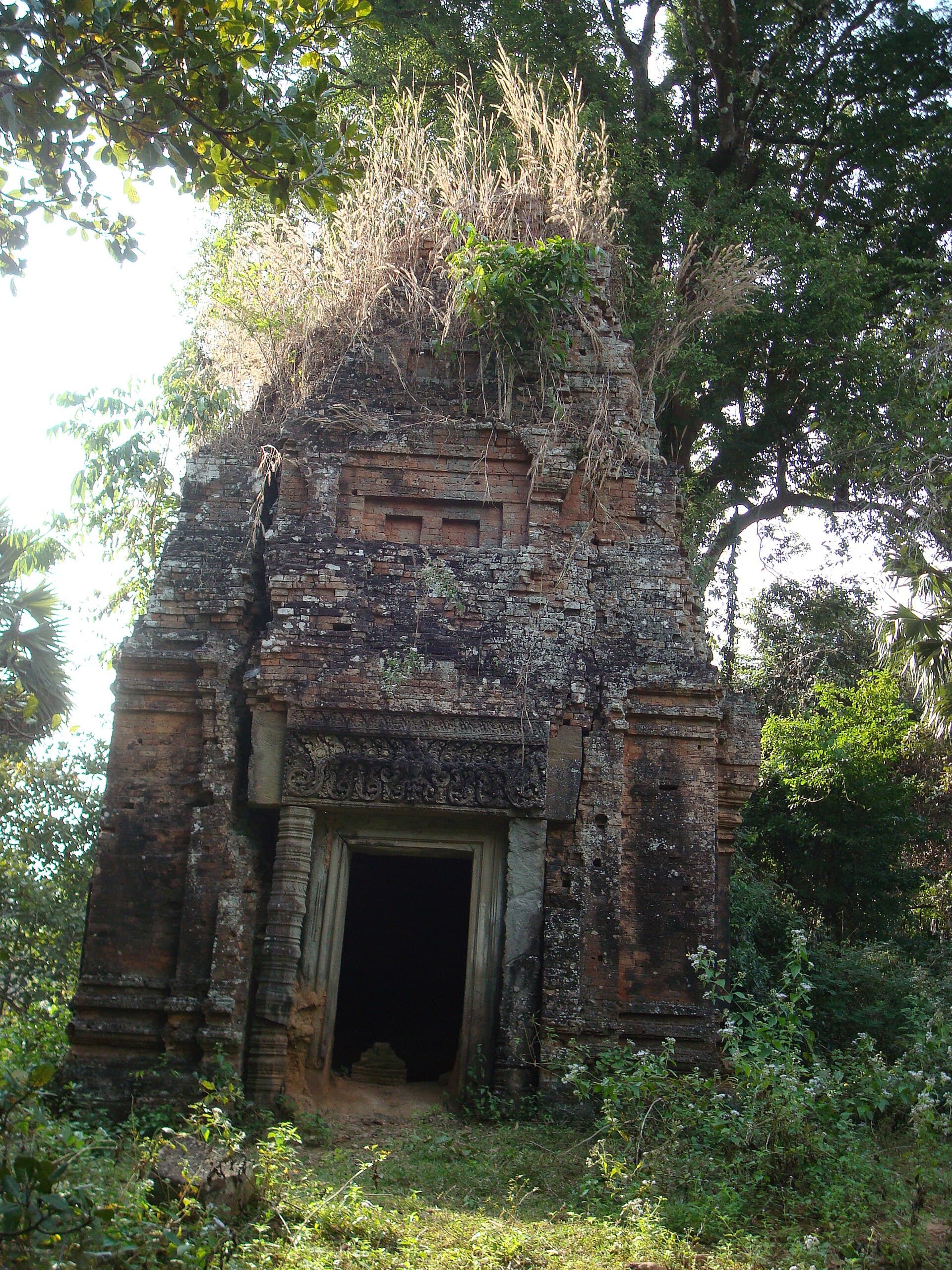 Prasat Leak Neang: A Quiet 10th-Century Brick Temple in Angkor