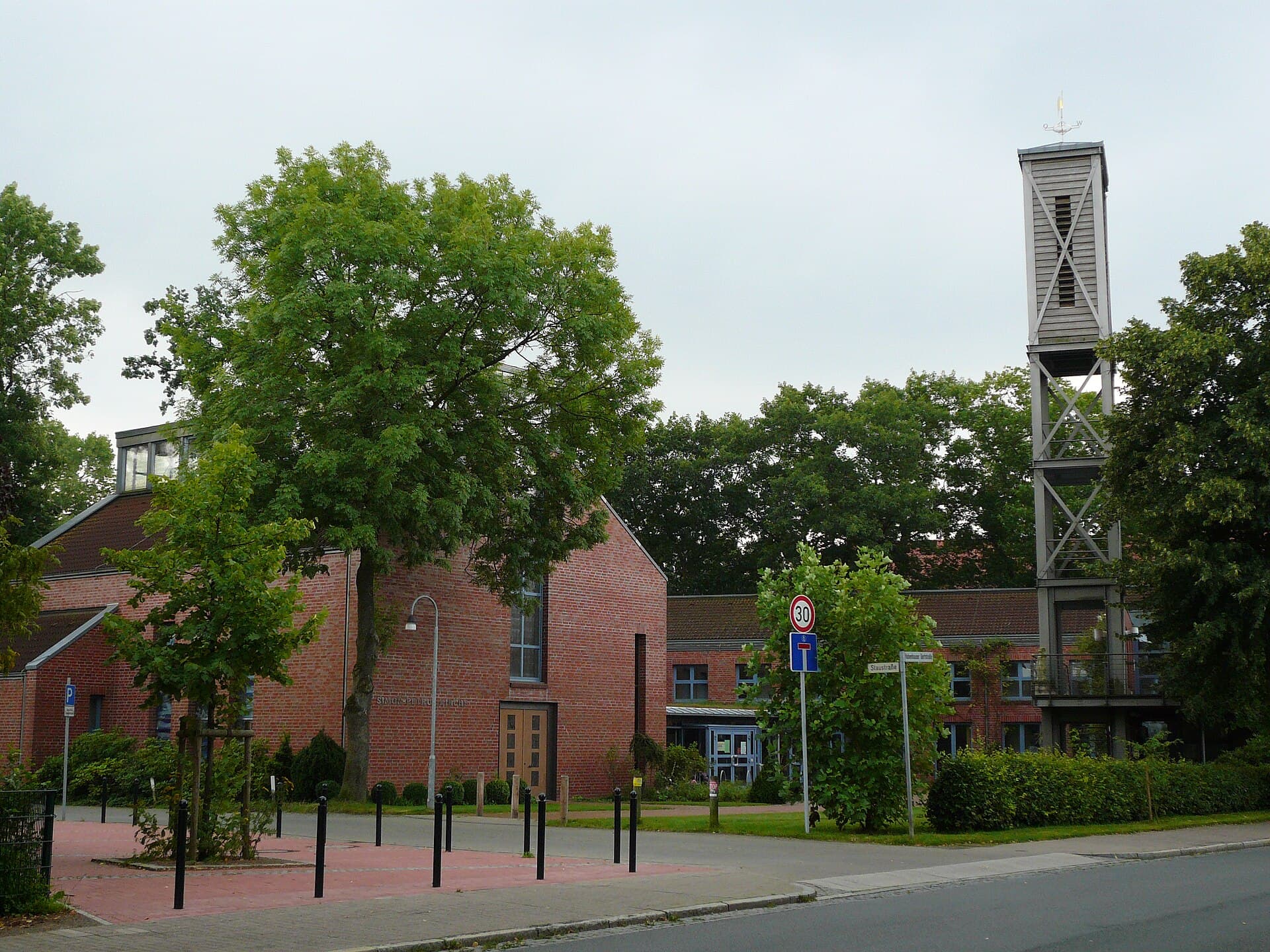 Simon-Petrus-Kirche: A Peaceful Parish Church in Bremen’s Obervieland