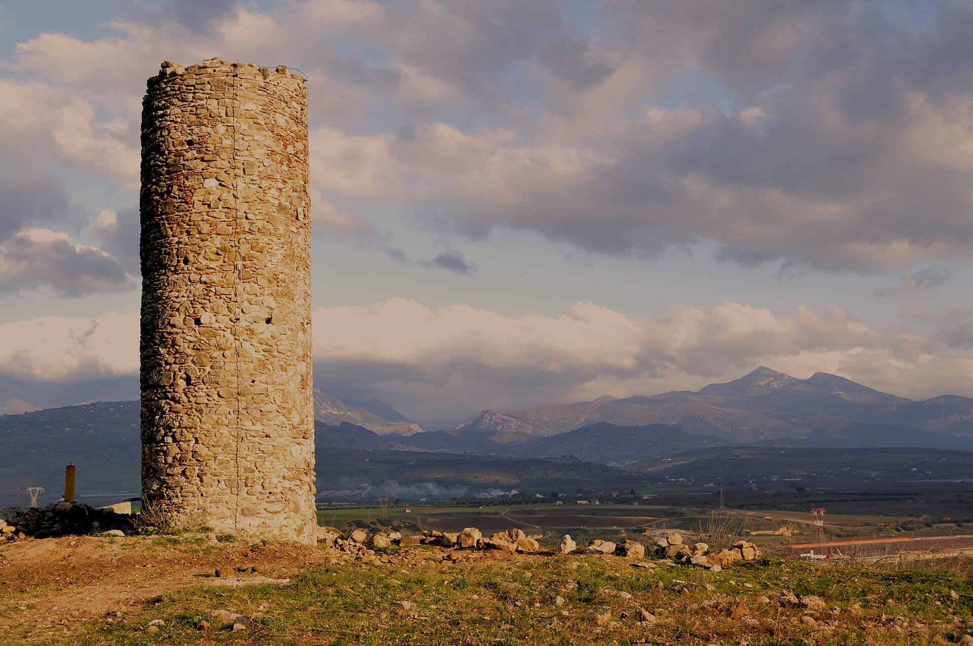 Torre Mordillo: Unearthing Prehistoric Calabria at This Hilltop Archaeological Site