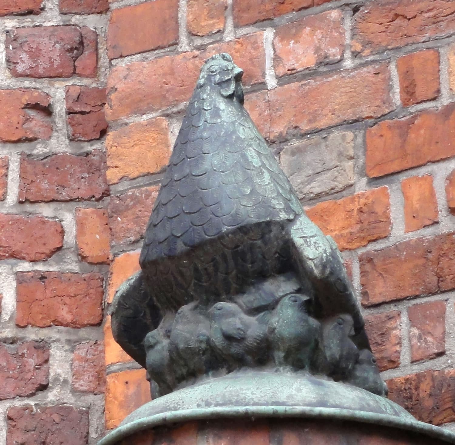 Die Gluckhenne: Bremen’s Endearing Lucky Hen Statue