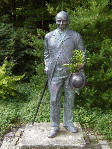 Ludwig-Knoop-Statue: Bremen’s Tribute to the Cotton Merchant Who Built an Empire