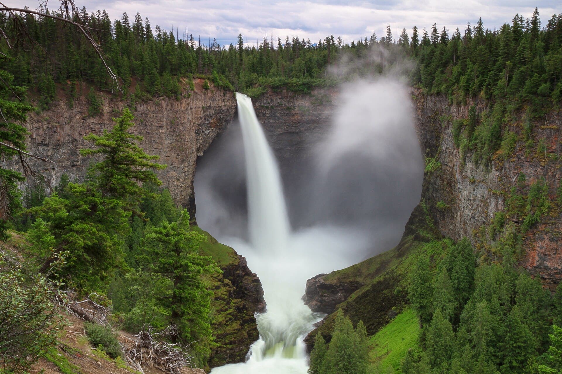 Helmcken Falls: A Towering Waterfall in British Columbia’s Wells Gray Provincial Park