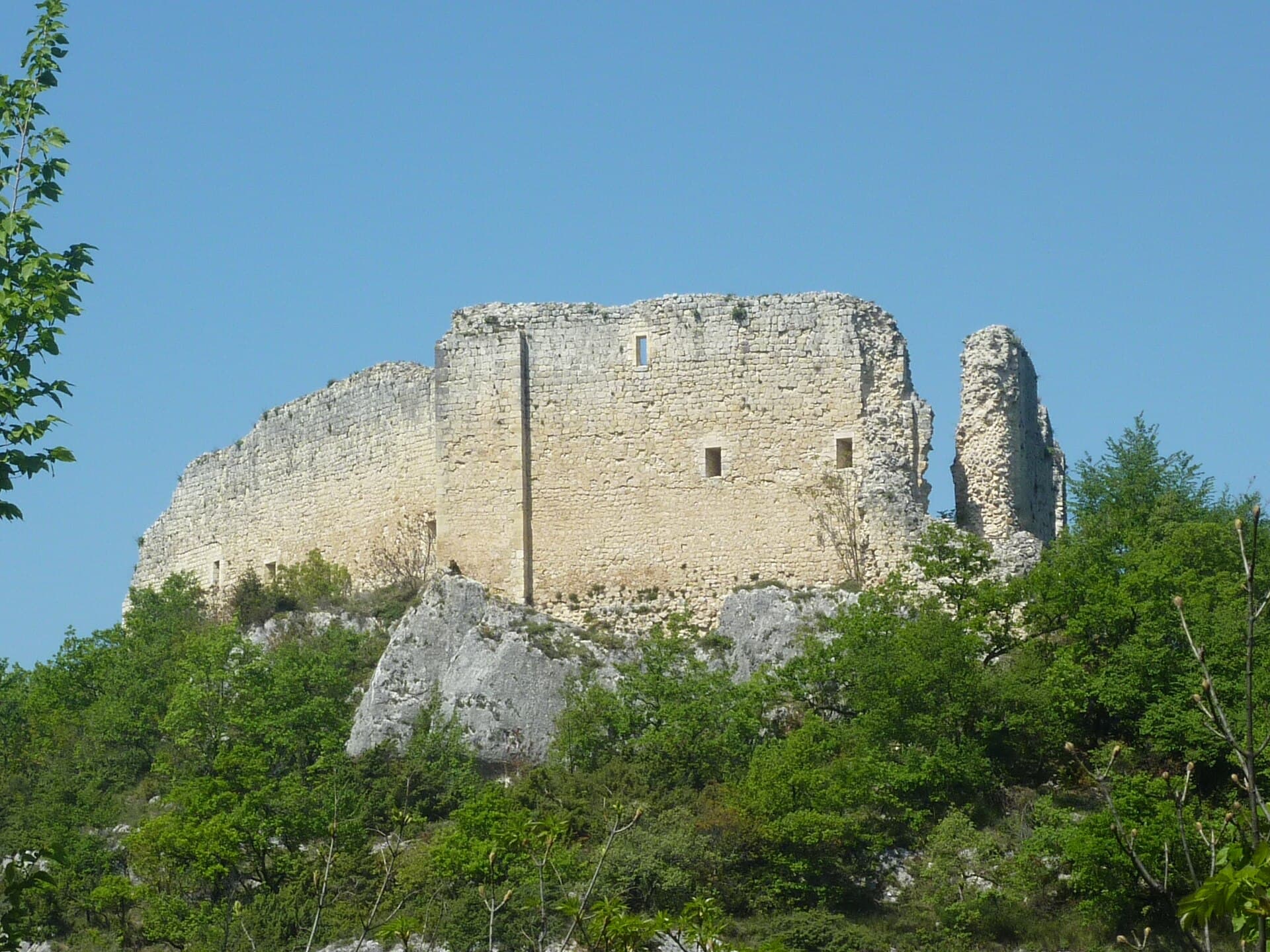 Castel Menardo: Medieval Fortress Ruins Above Serramonacesca
