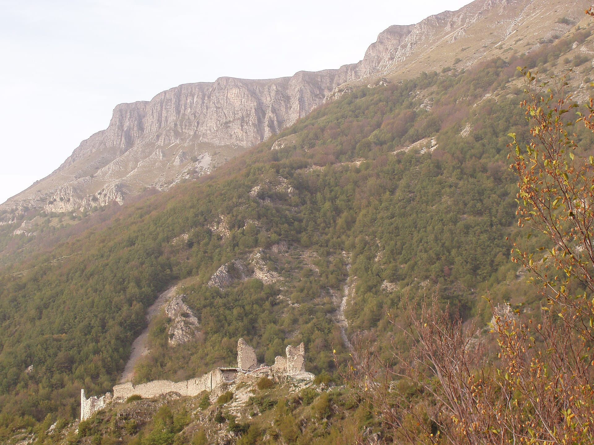 Castel Manfrino: Medieval Ruins Perched Above Abruzzo’s Valle Castellana