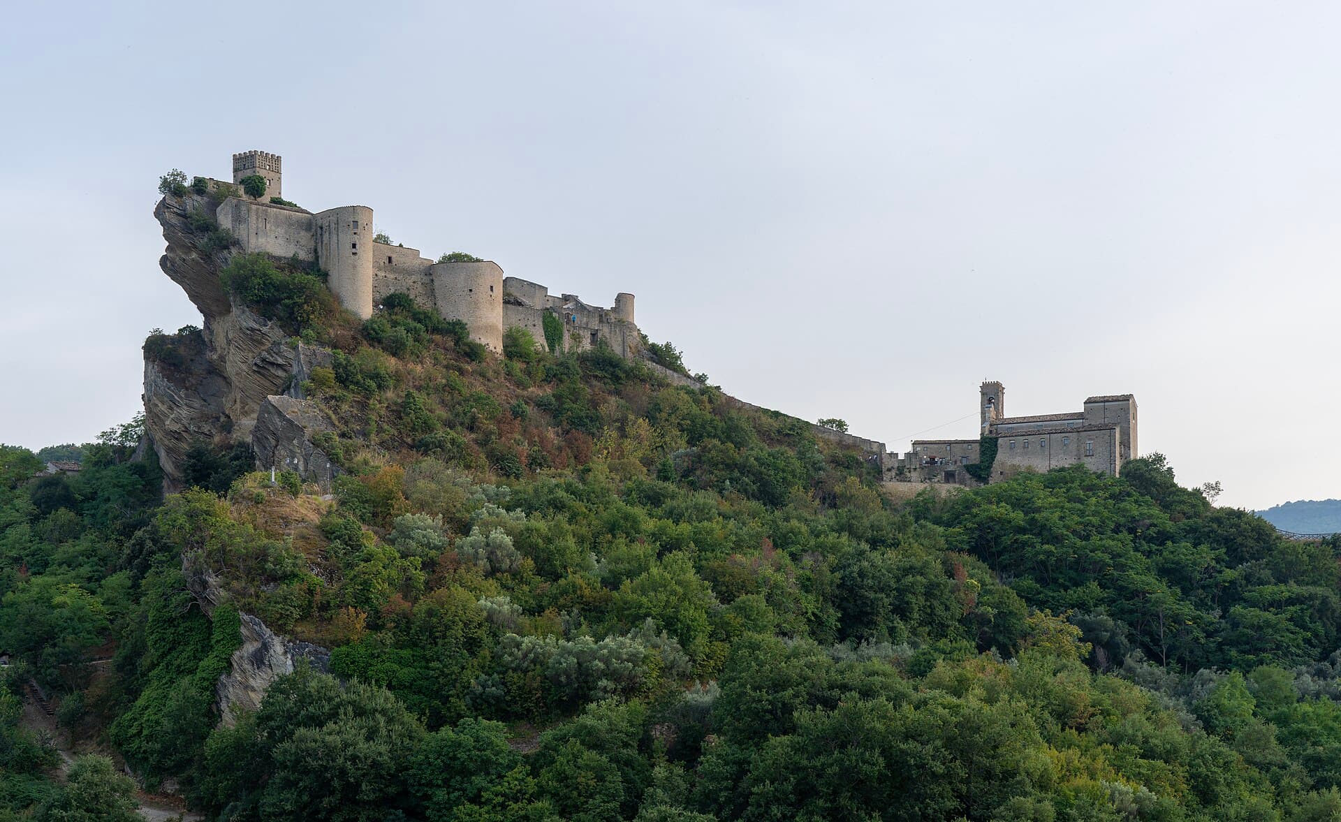 Castello di Roccascalegna: Abruzzo’s Cliff-Top Medieval Fortress