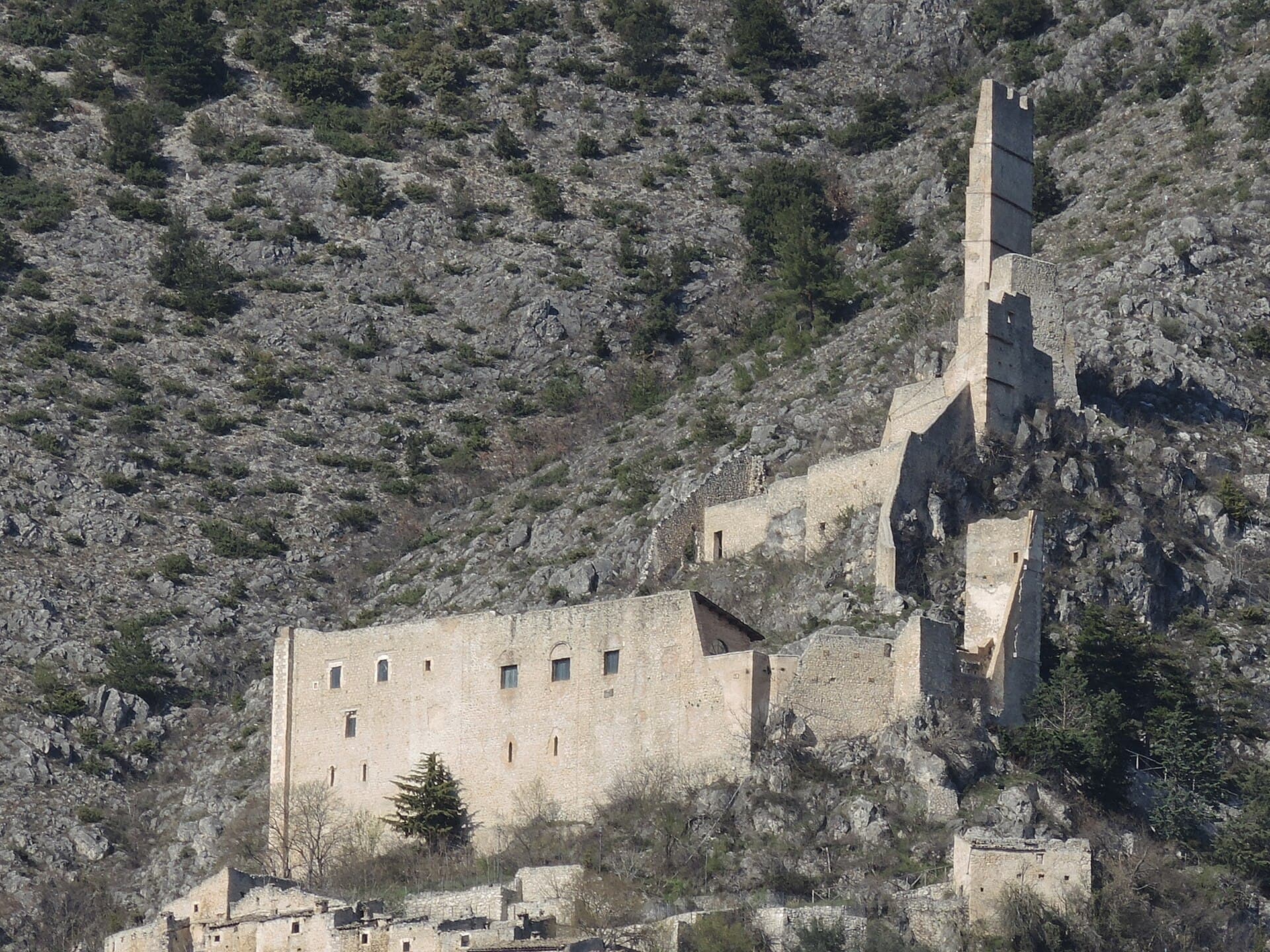 Castello di Roccacasale: Medieval Fortress Above Abruzzo’s Aterno Valley