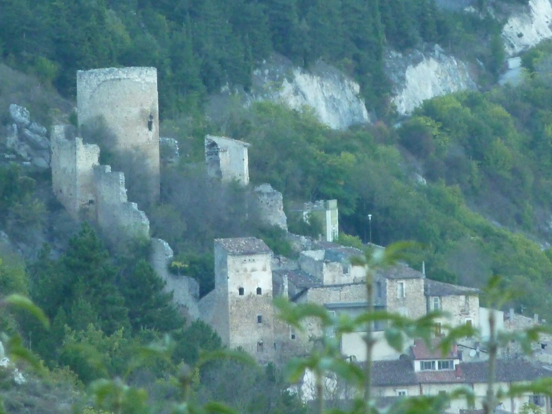 Castle of Fossa: Medieval Stronghold Overlooking Abruzzo’s Valleys