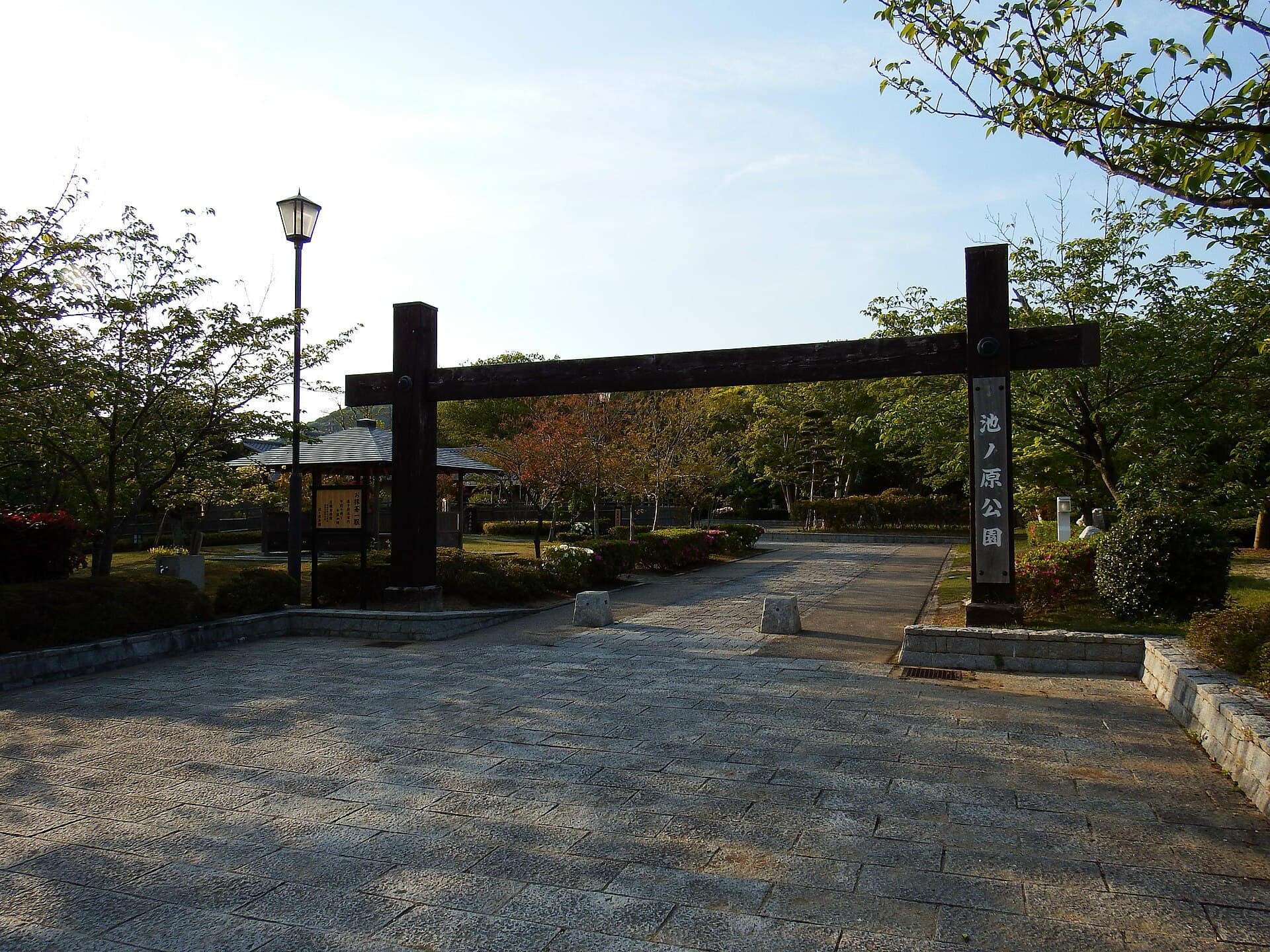 Ikenohara Park: A Peaceful Pondside Retreat in Tahara