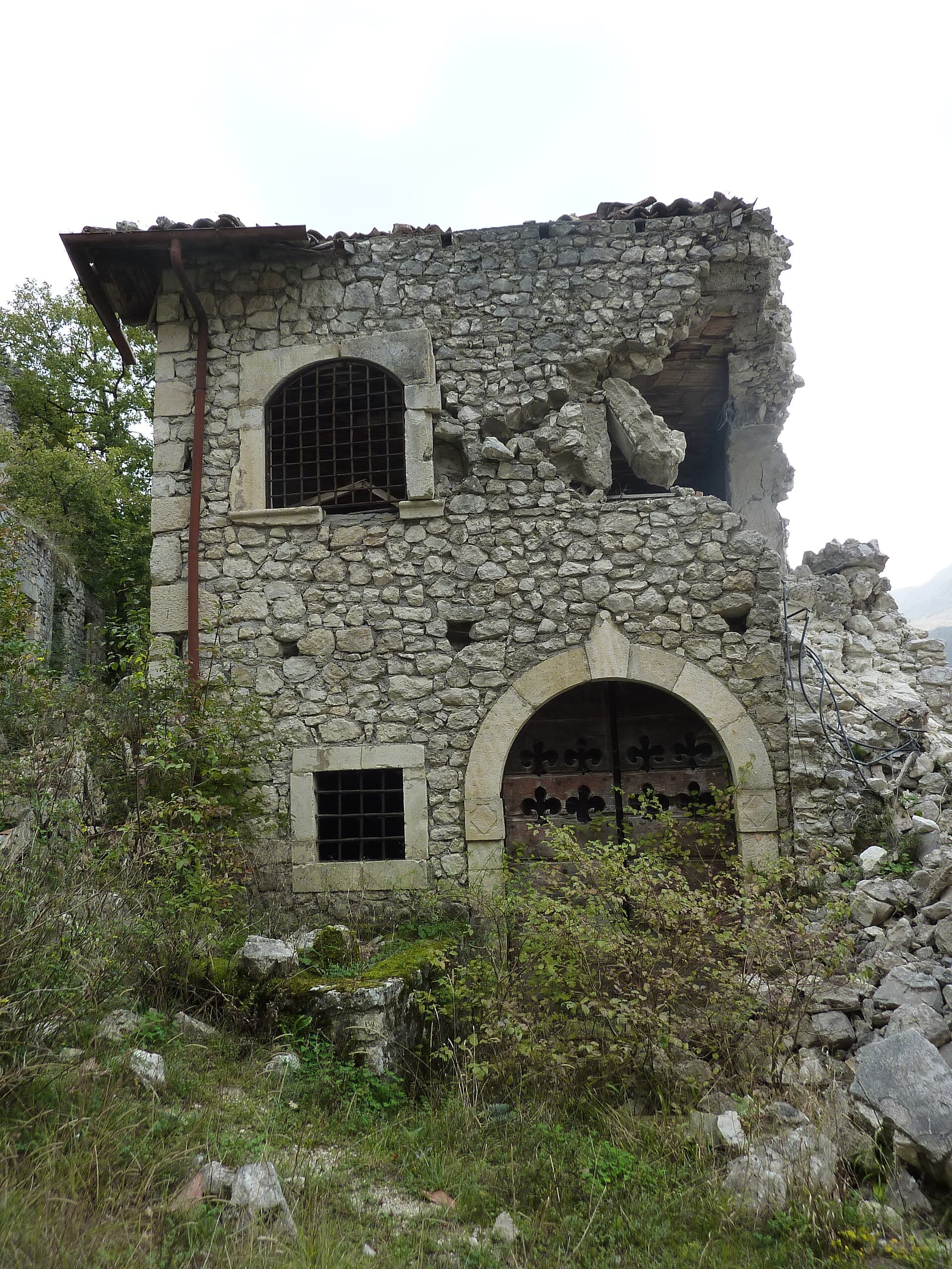 Castle of Ocre: Medieval Fortress Above Abruzzo’s Hills