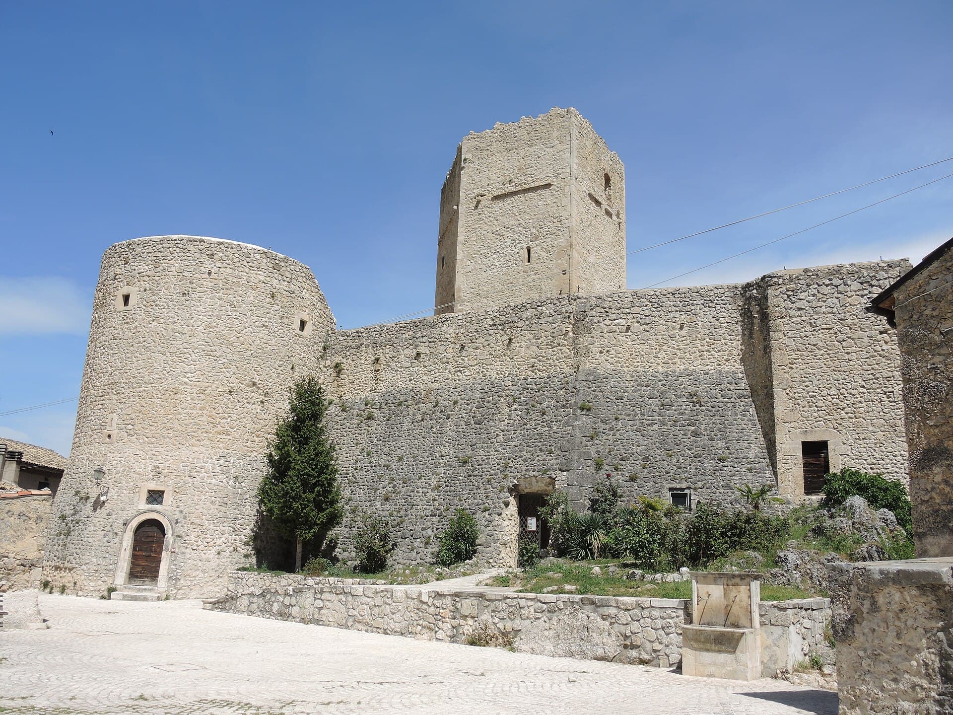 Castello Cantelmo: Medieval Fortress Above Pettorano sul Gizio