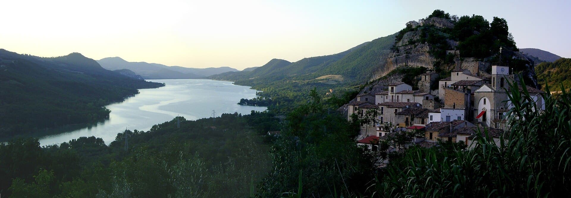 Lago di Bomba: Tranquil Reservoir Waters in Abruzzo’s Hills