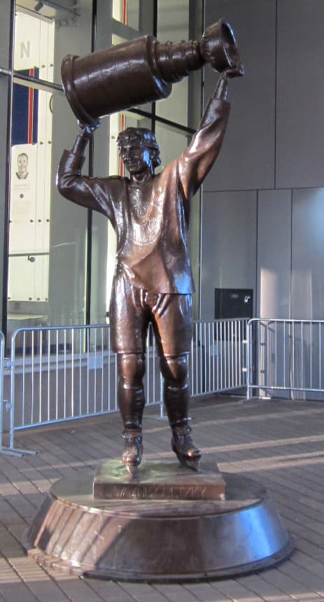 Statue of Wayne Gretzky: Honoring the Great One in Edmonton