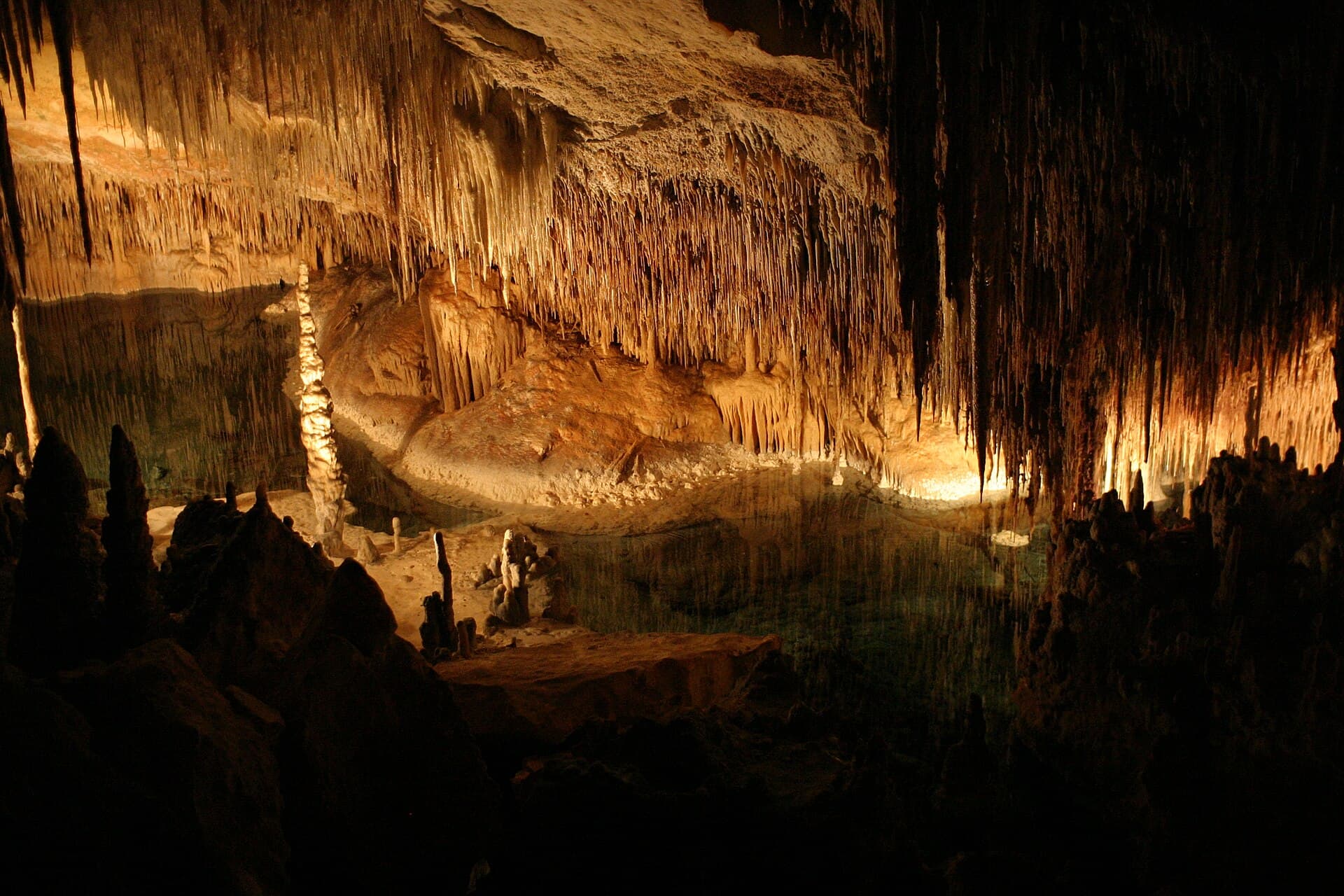 Drach Cave: Mallorca’s Iconic Underground Lake and Stalactite Chambers