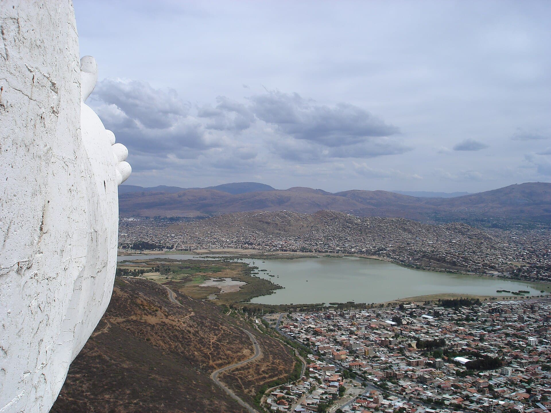 Alalay Lake: Cochabamba’s Urban Oasis in Bolivia