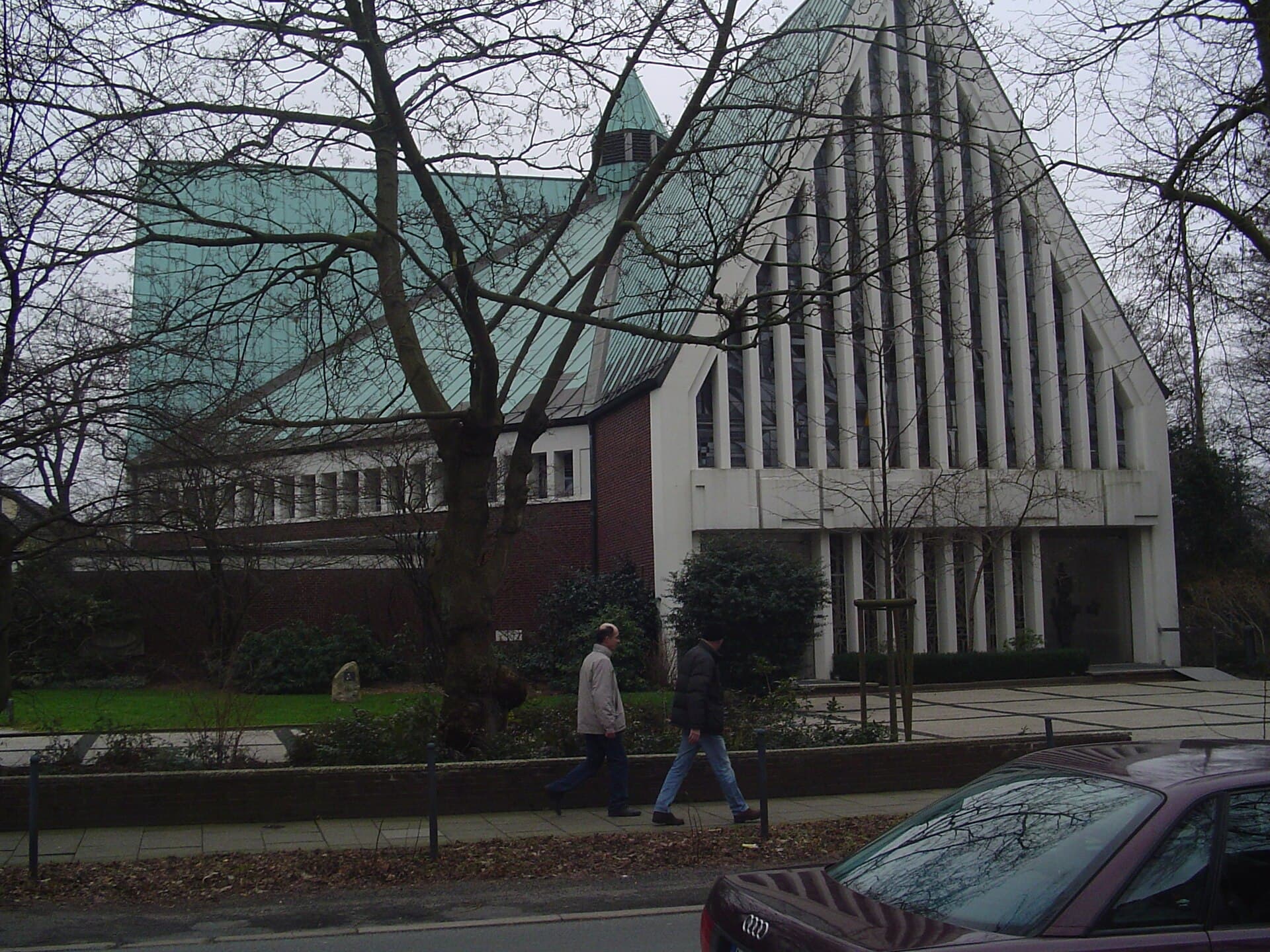 St. Ursula Church: A Serene Parish Landmark in Bremen’s Schwachhausen