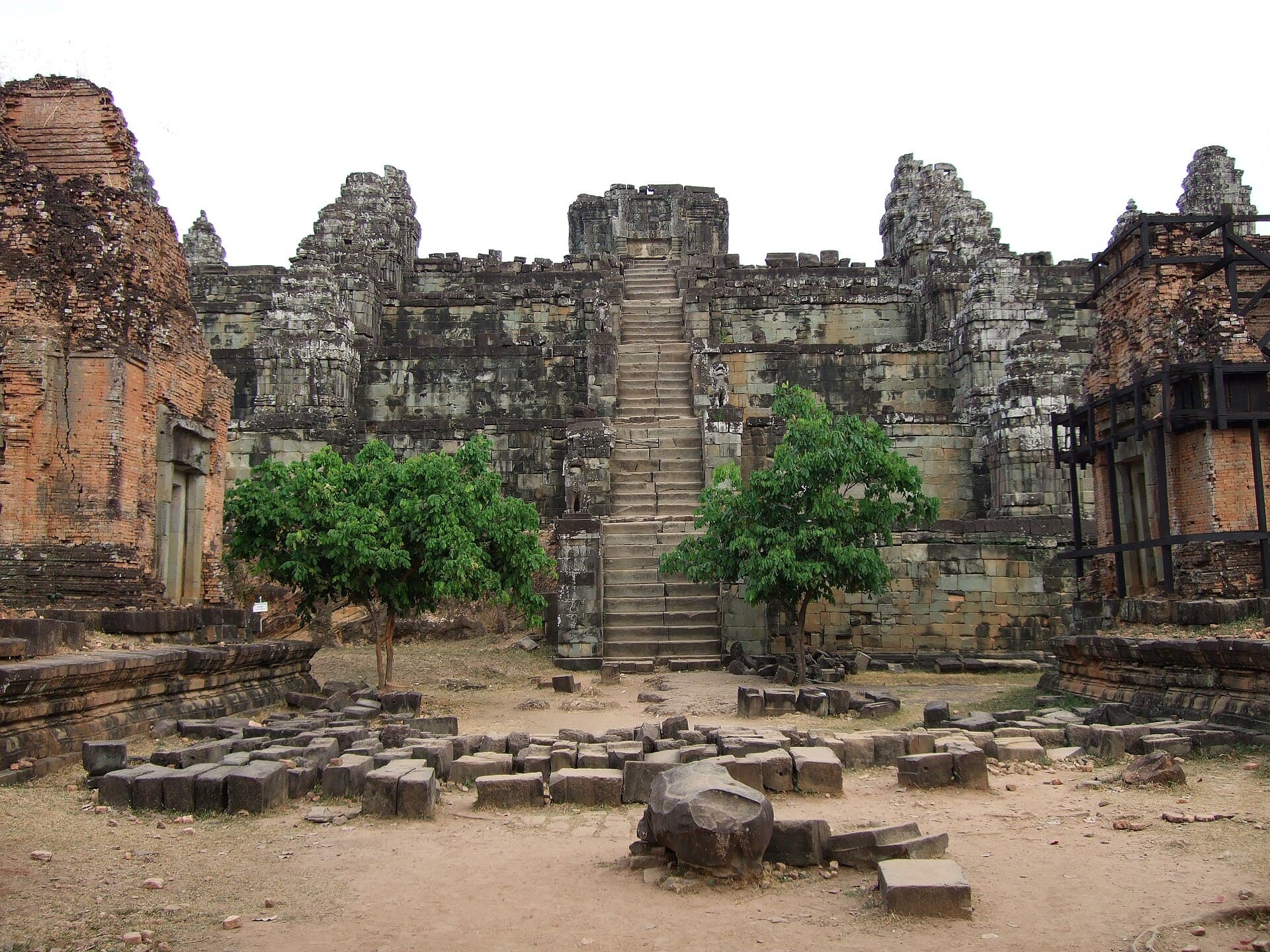 Phnom Bakheng: Ancient Temple Mountain with Sunset Views Over Angkor