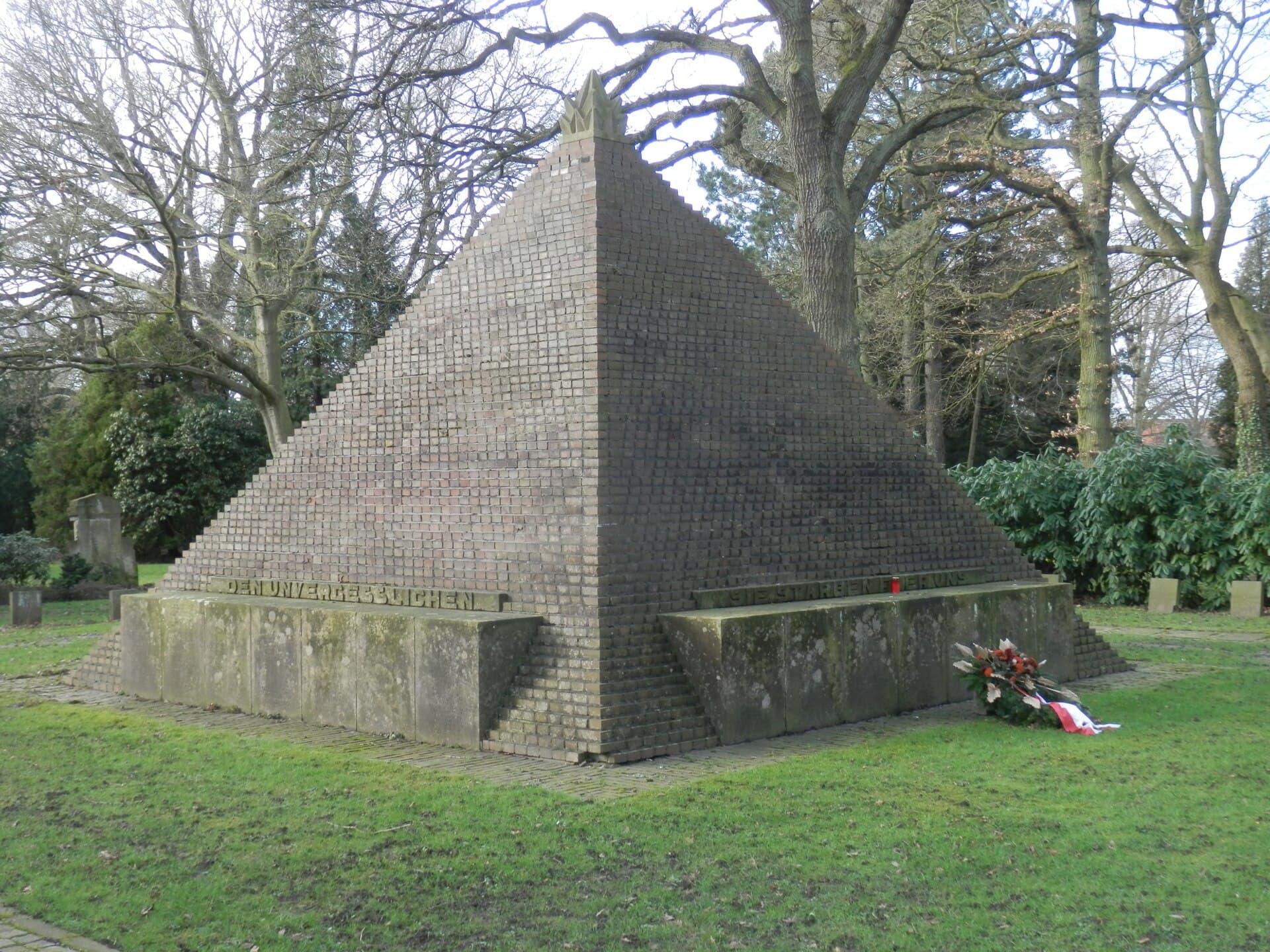 Wulsdorfer Friedhof: Bremen’s Quiet Historic Cemetery Park