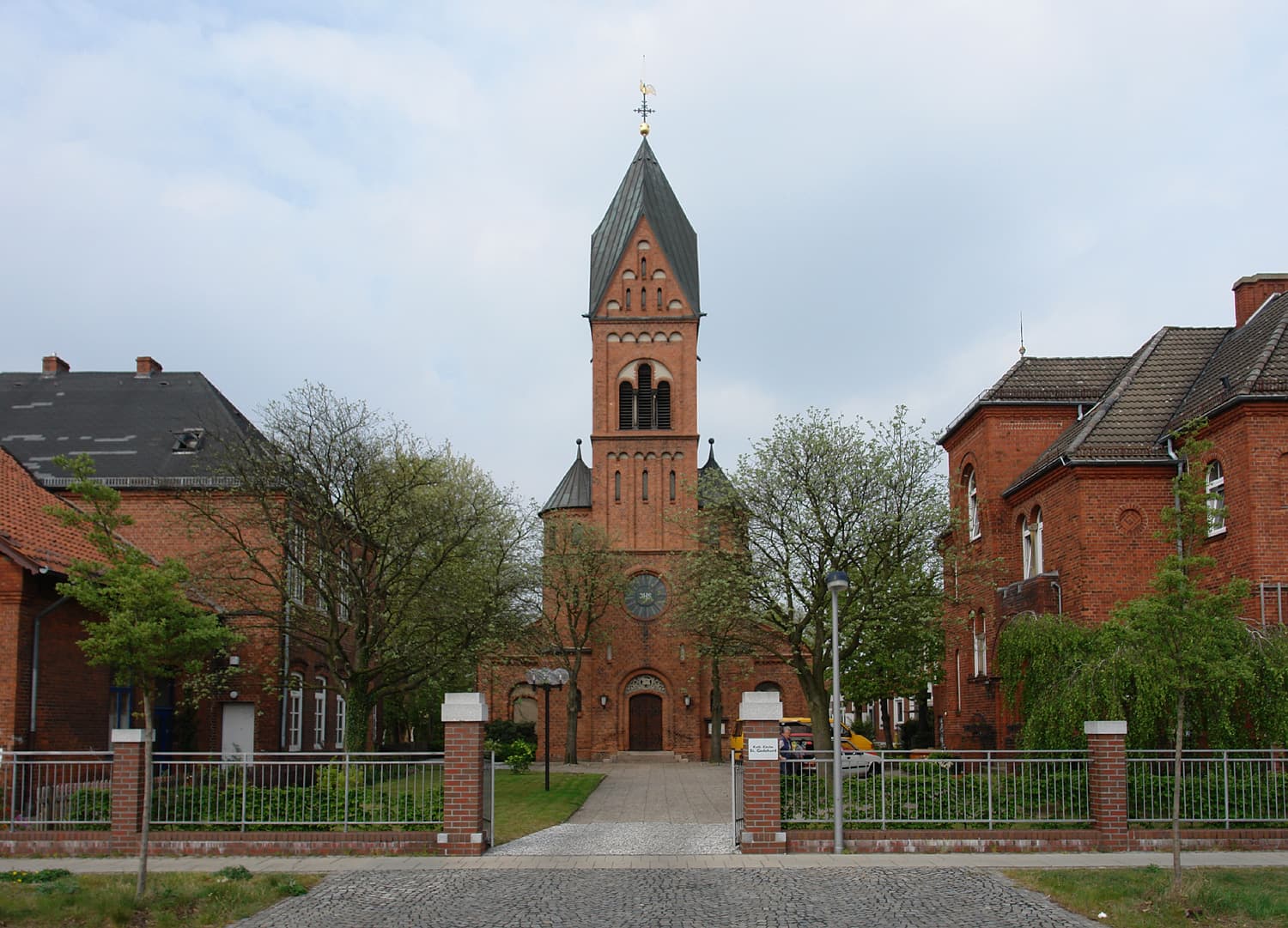 St. Godehard Church: Historic Catholic Landmark in Hemelingen, Bremen